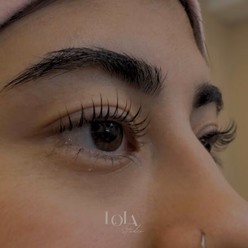 Primer plano de pestañas y cejas