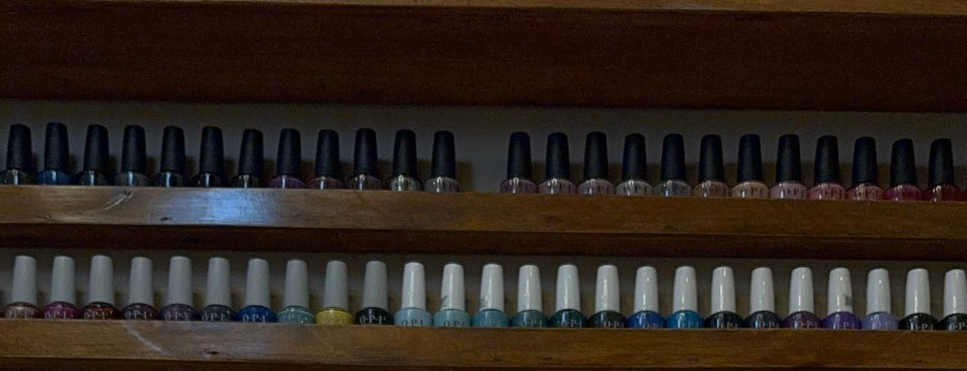 Pared con estantes llenos de esmaltes