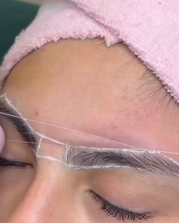 Perfilado de cejas con hilo