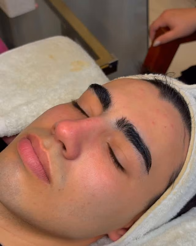 Cliente relajado durante una limpieza facial